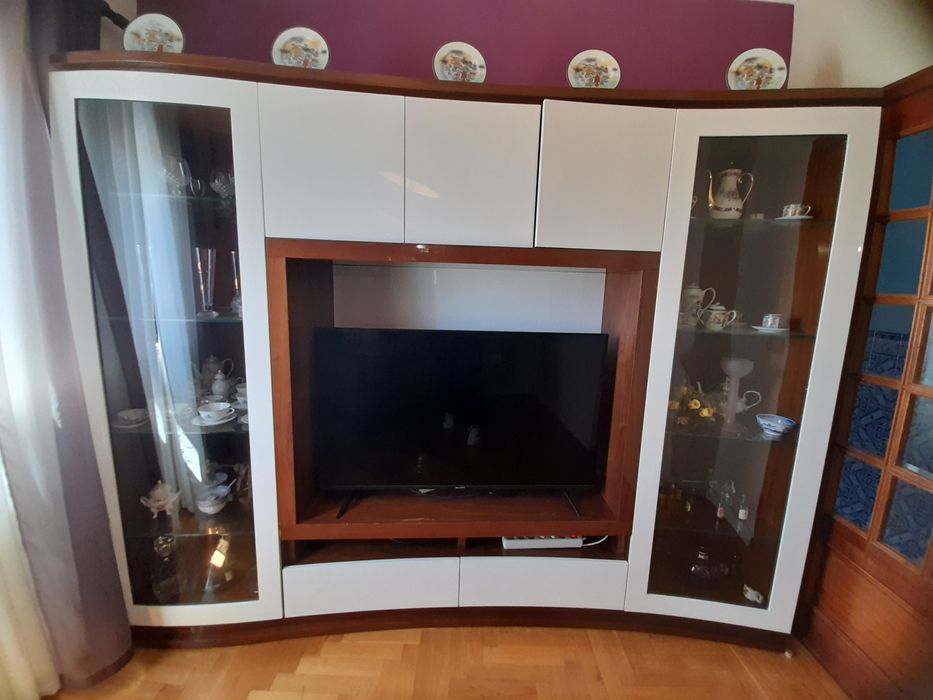 Movel sala TV branco lacado e madeira.