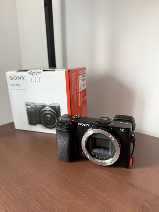 Sony a6100 com lente E PZ 16-50mm F3.5-5.6 + extras