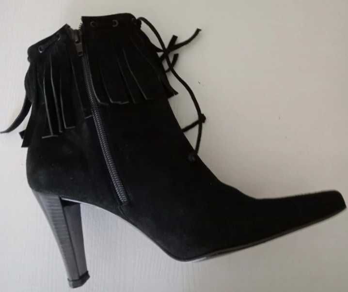 Botins pretos em pele