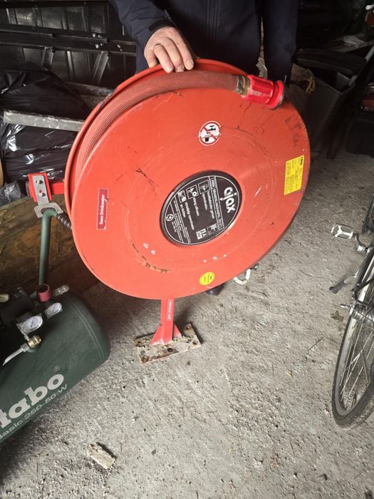 Wąż na bębnie przeciw pożarowy