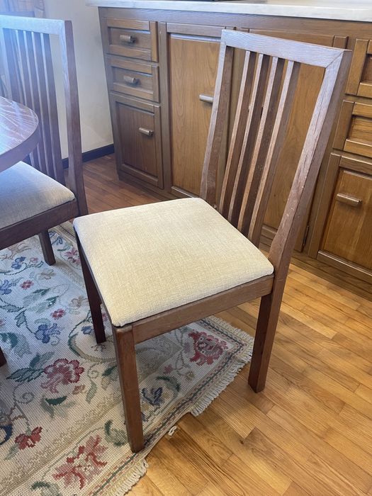 Mesa de jantar extensivel em madeira e 6 cadeiras com estofo