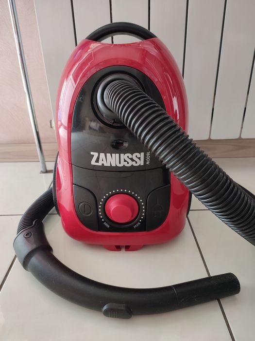 Пилосос Zanussi SL225B на 1600W (без штанги і насадок)