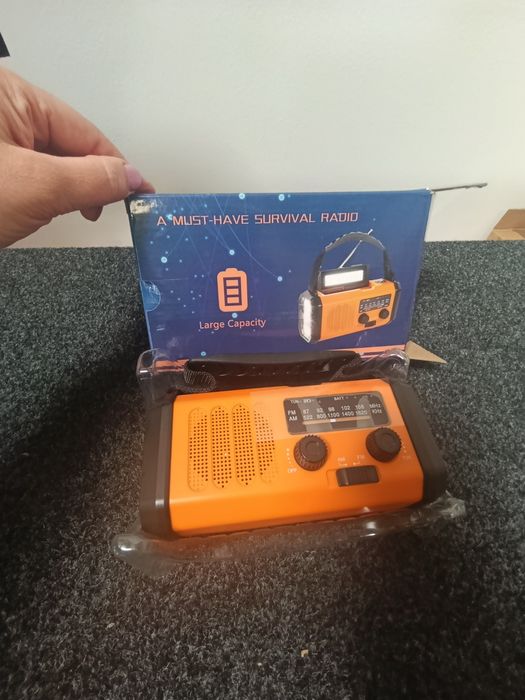 Radio Survivalowe AM/FM Solarne Korba Latarka Powerbank 4w1