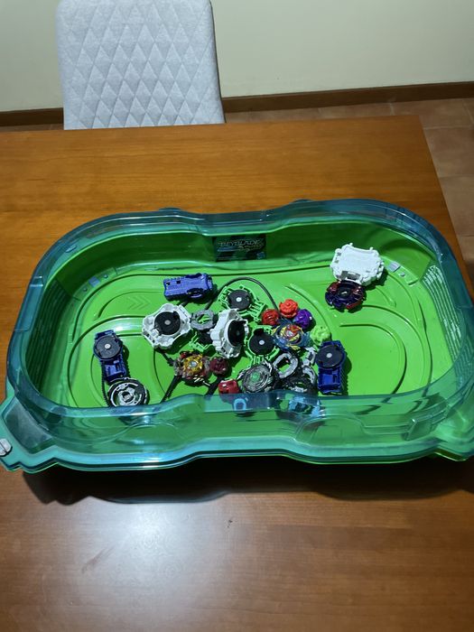 Arena beyblade burst turbo, incluido com beyblades e lancadores