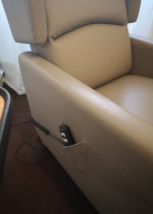 Cadeirão elétrico com mesa de apoio