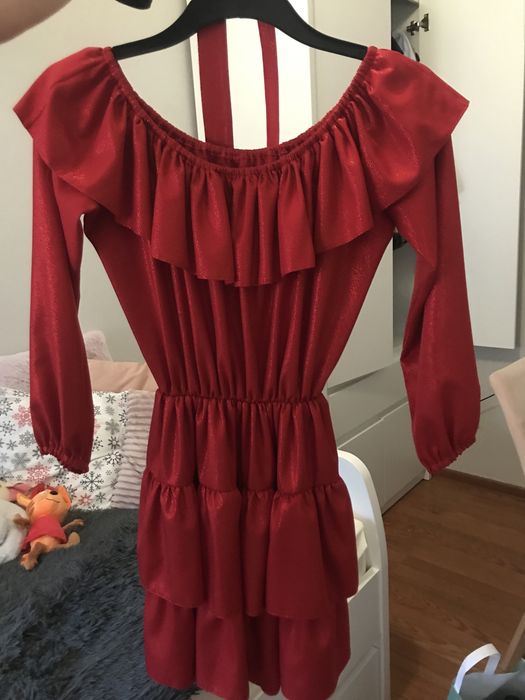Śliczna czerwona rozkloszowana sukienka