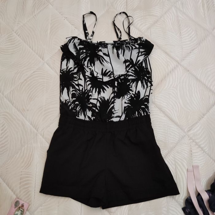 Macacão preto e floral