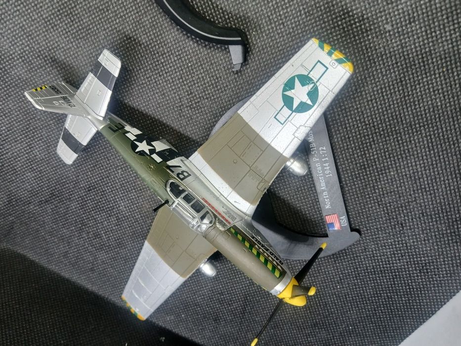 Miniaturas  de aviões  1:73 novos com fascículos