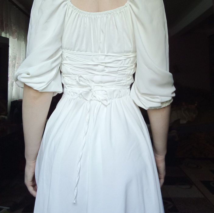 нова біла сукня з зав'язками