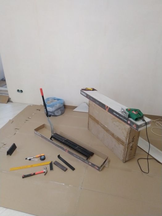 Укладка ламината, плинтус, разные мелочи.