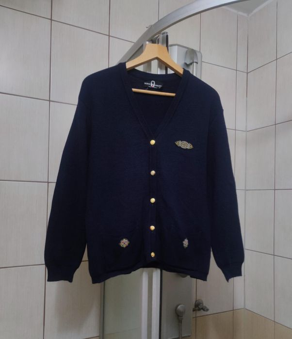 sweter rozpinany L Horse Guard  typu kardigan kolor granatowy marki HORSE GUARD dekolt w kształcie litery V serek zapinany na ozdobne złote guziki z w