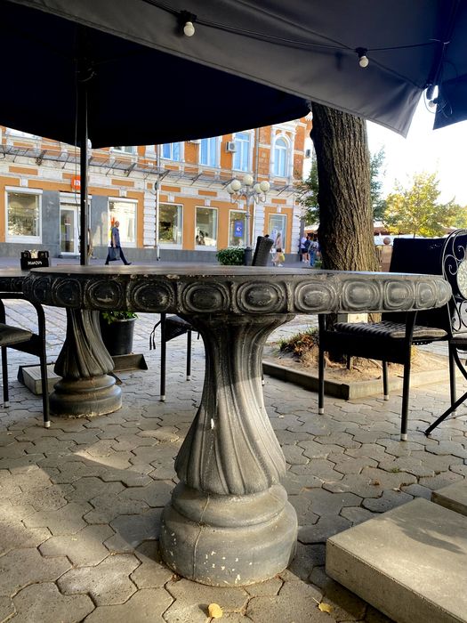 Бетонні столи з лавами для саду