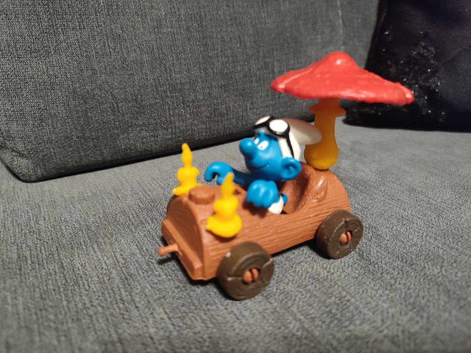 Figurka Smerf w aucie