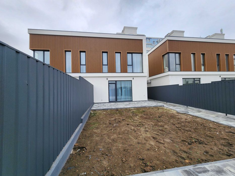 Вітаю. ГАЗ, ЦЕНТРАЛЬНІ КОМУНІКАЦІІ, будинок-дуплекс 125м2; Ліцей#1.