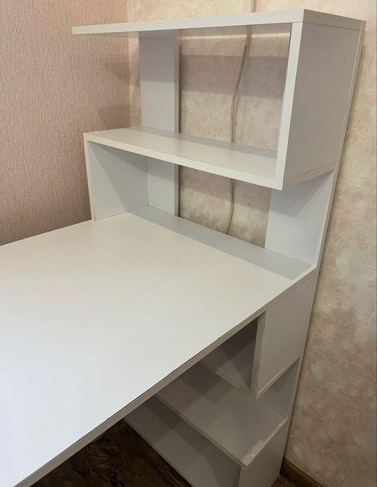 Стіл письмовий з поличками