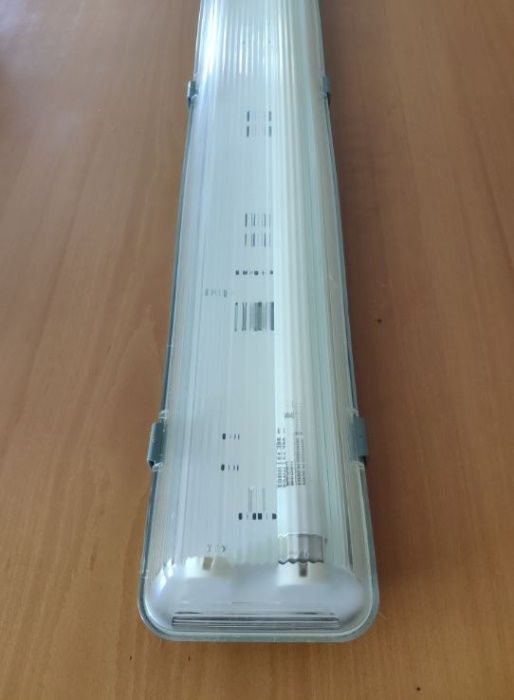 Caixa e lâmpada fluorescente