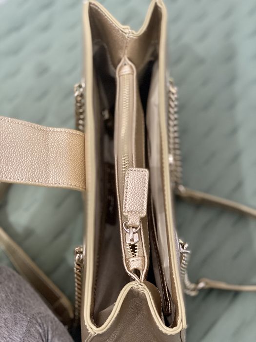 Mala Valentino dourada.