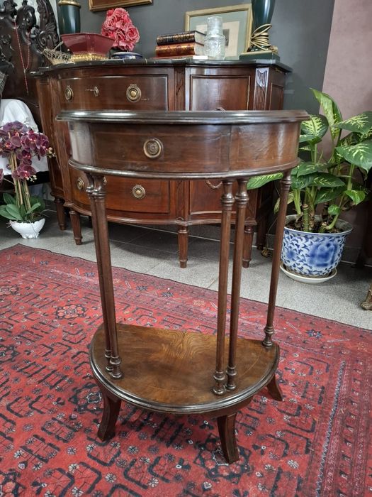 Mesa meia-lua antiga.