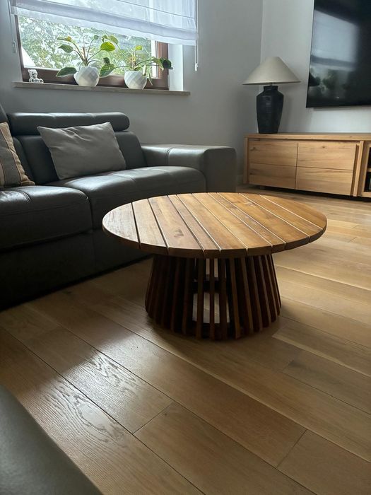 Nowy, nieużytkowany drewniany stolik