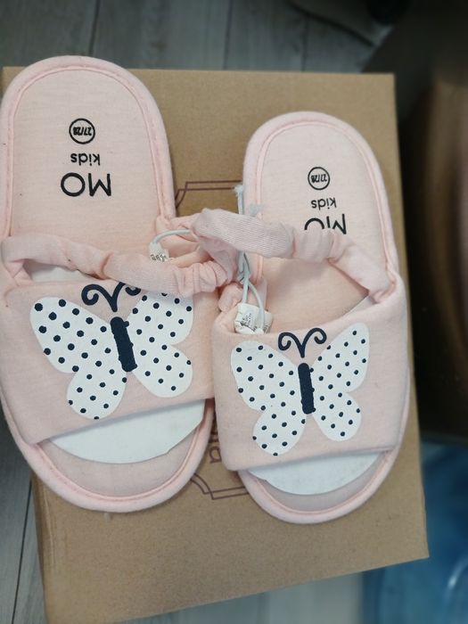 Vários pares de chinelos