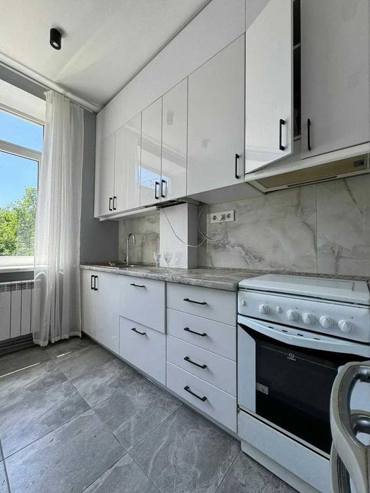Продам 4-и к/к 85 м2 з гарним розташуванням в самому центрі міста.