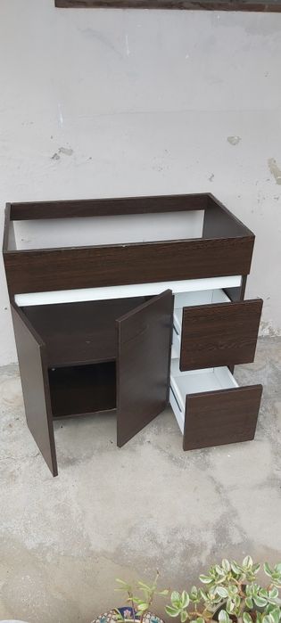 Espelho e móvel de casa de banho