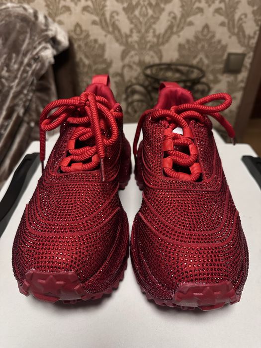 Кроссовки в стразах