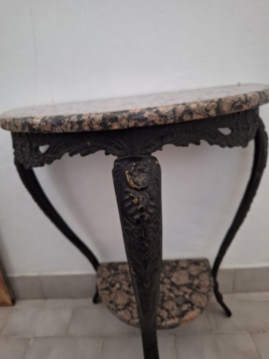 Mesa meia lua em metal e 2 tampos em mármore