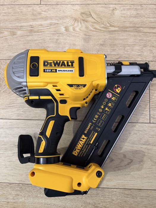 NOWA gwoździarka Dewalt DCN692