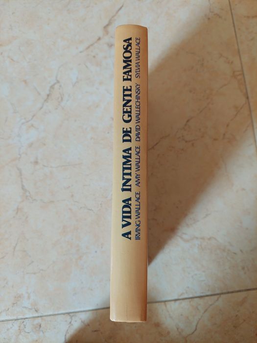 Livro "A vida íntima de Gente Famosa"