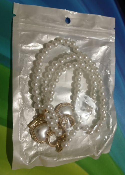 Colar e pulseira de pérolas com pingente em coração