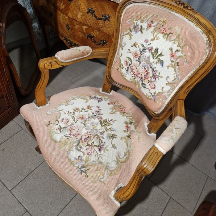 Piękny fotelik w stylu ludwikowskim