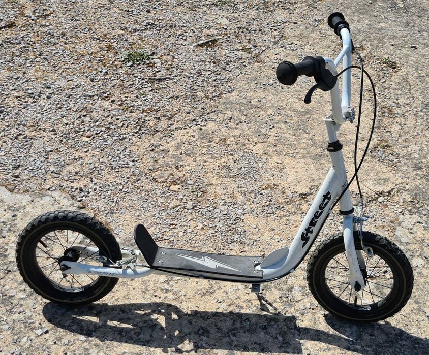 TROTINETE com pneus insufláveis, travões, descanso e outras maravilhas