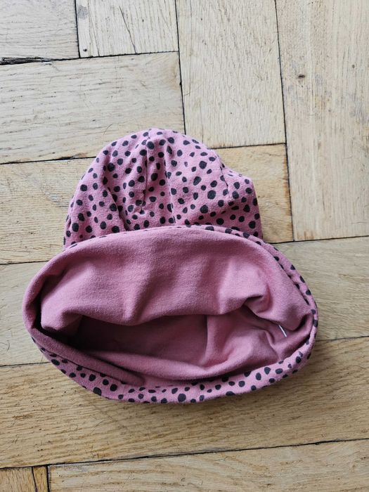dziecięca czapka w kropki