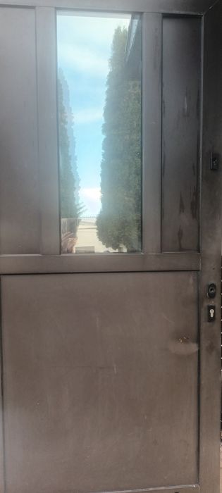 Drzwi aluminiowe brązowe, bezpieczne szklo