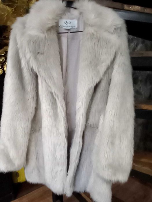 Шубка із штучного хутра.