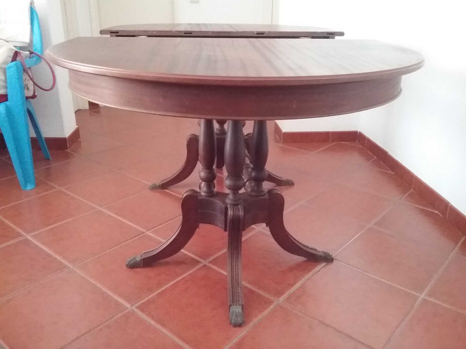 Mesa de sala em madeira maciça