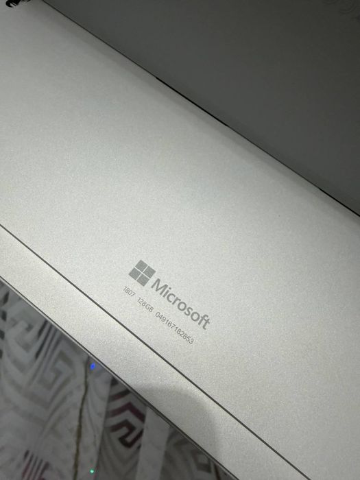 Microsoft Surface 5 pro 1807 4/128gb как новый