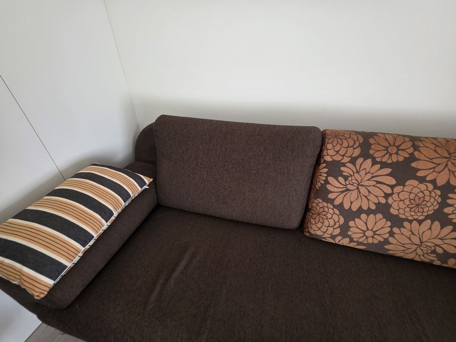 Sofá  e mesa/ puff de apoio