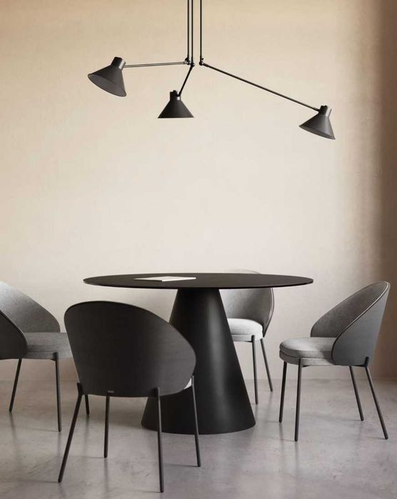 Candelabro preto com design moderno e minimalista
