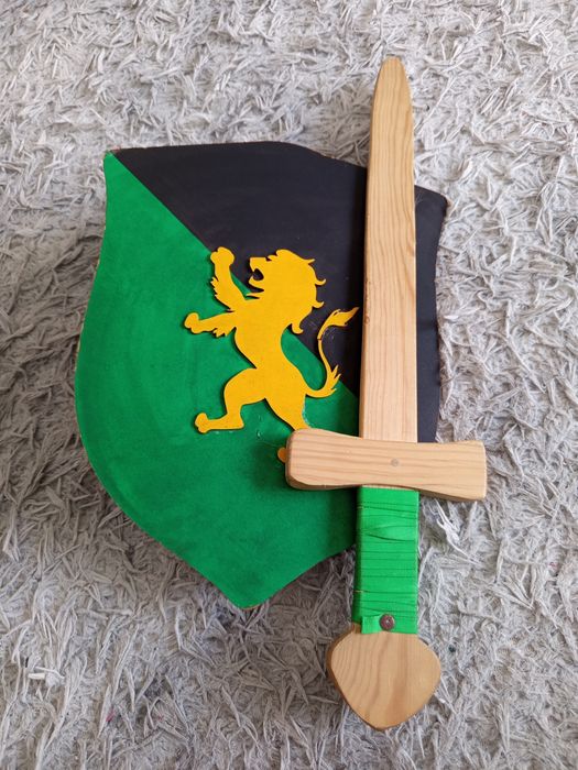 Espada e escudo de madeira