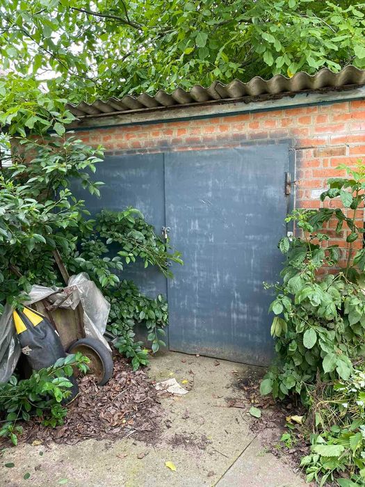 Пів будинку біля річки, вул. Шевченко