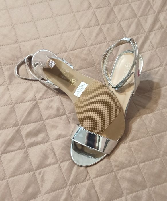 Metaliczne srebrne letnie szpilki