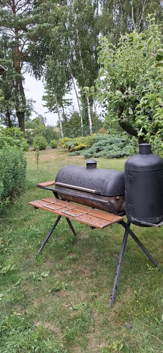 Gril ogrodowy z możliwością wędzenia potraw