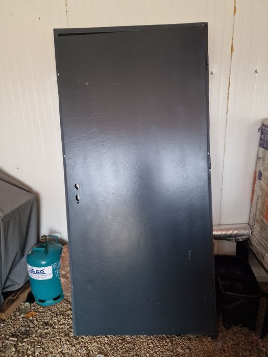 Drzwi metalowe 90 prawe z futryna.