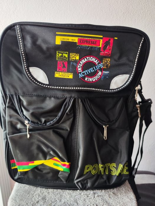 Mochila escolar de cor preta muito prática e espaçosa