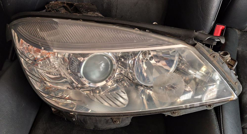 Mercedes W204 óptica lado passageiro halógeneo