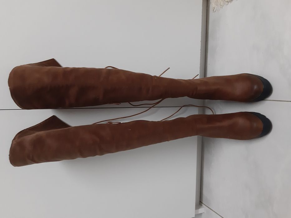 Vendo um par de botas cano alto em camurça.