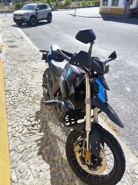 Mota Zontes 125 U1 de 2022 + Capacete