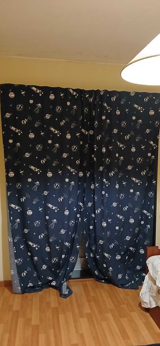 Cortina ieka infantil azul com tema do espaço